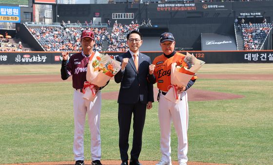 개막 축하 꽃다발 받은 두 감독