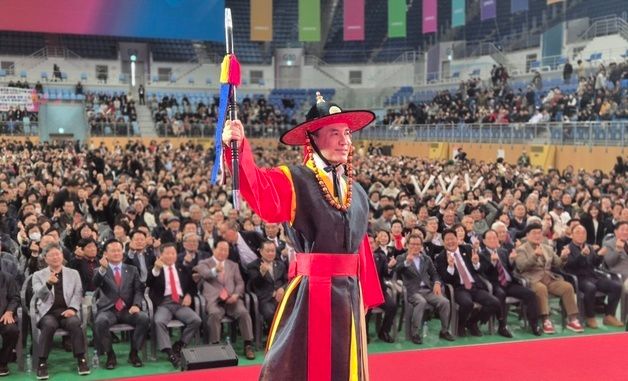 강원도관찰사 복장 한 김진태