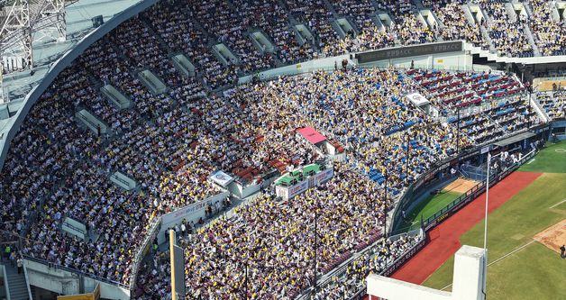 '빈자리 없다' 프로야구 개막전 최다 관중 3위…전 구장 매진