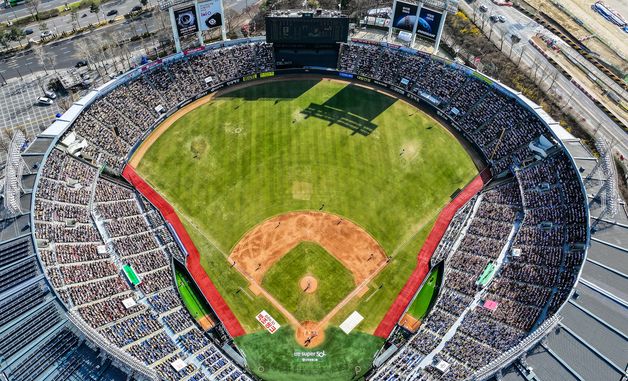 프로야구 개막전, 4년 연속 전 구장 매진…10만5878명 모여