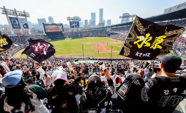 열띤 응원 펼치는 KT 응원단