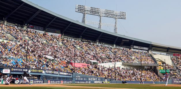 프로야구 개막전, 4년 연속 전 구장 매진…10만 관중 모였다