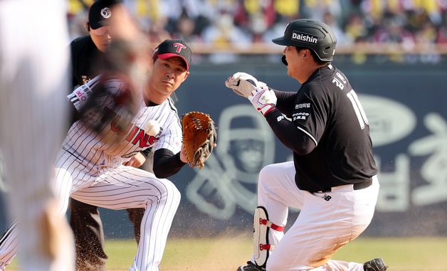 김현수, 홈 송구 틈타 2루까지 도착