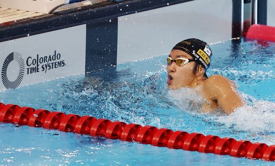 김우민, 400m도 압도적 우승