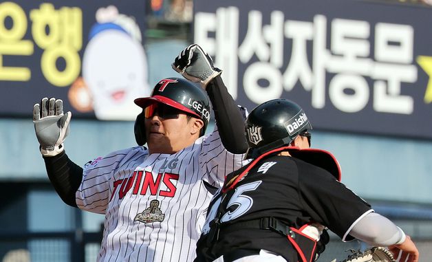 득점 성공하는 문보경