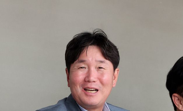 공식 개막전 찾은 류지현 감독