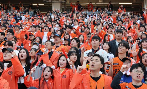 개막부터 뜨거운 응원 열기