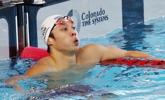 기록 보고 안도하는 양재훈