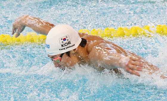 힘차게 역영하는 양재훈