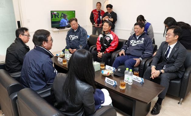 최휘영 문화체육관광부 장관,  KBO 개막전 현장점검