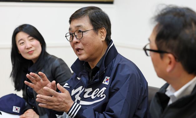 최휘영 문화체육관광부 장관,  KBO 개막전 현장점검