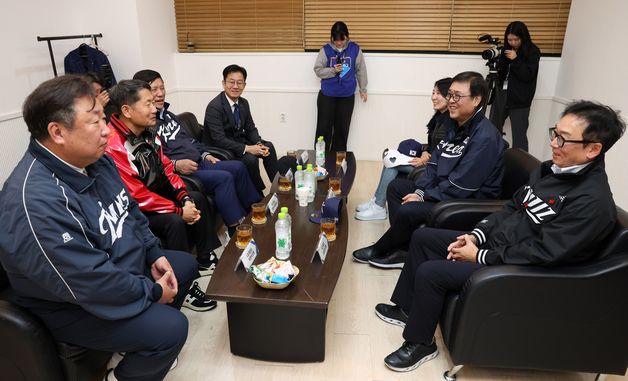 최휘영 문화체육관광부 장관,  KBO 개막전 현장점검