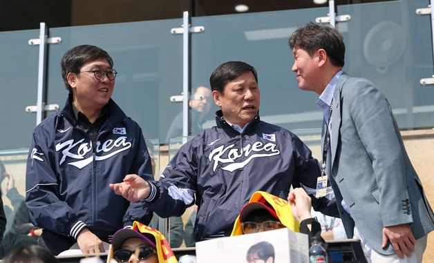 류지현 국가대표팀 감독과 인사 나누는 최휘영 장관