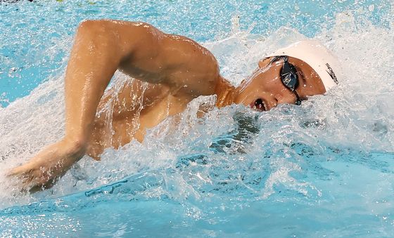 물살 가르는 김민석