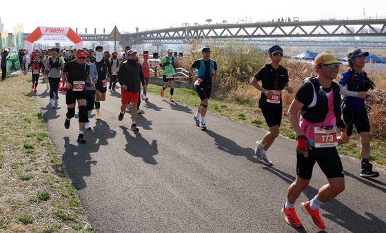 전국 울트라마라토너 한자리에…금강 울트라마라톤 열려