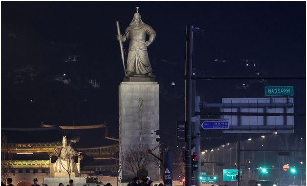 '지구를 위해 잠시 주무시는 이순신 장군과 세종대왕'