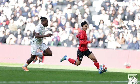 드리블하는 엄지성