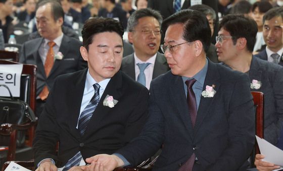 대화하는 강훈식 비서실장과 송언석 원내대표