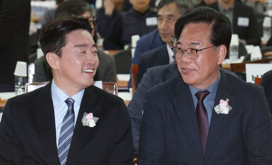 웃므여 대화하는 강훈식 비서실장과 송언석 원내대표