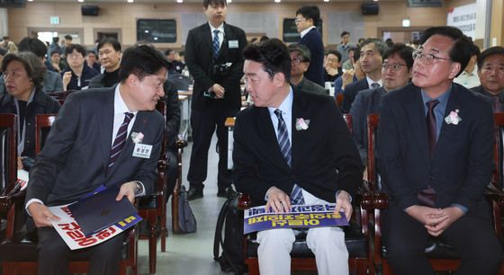 대화하는 강훈식 비서실장과 윤성찬 대한한의사협회장