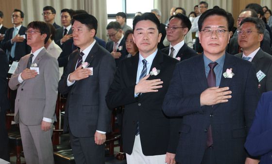 국기에 경례하는 강훈식 비서실장과 송언석 원내대표