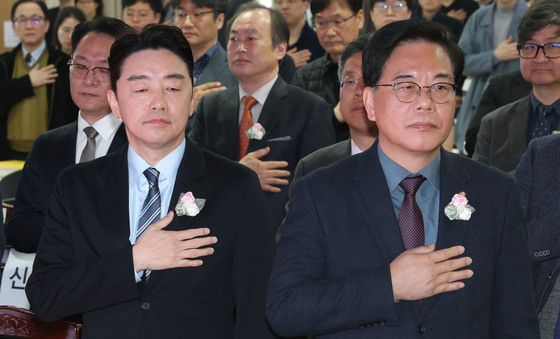 국기에 경례하는 강훈식 비서실장과 송언석 원내대표
