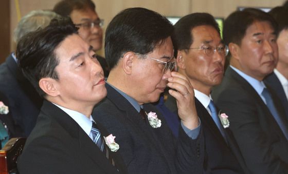 안경 고쳐쓰는 송언석 원내대표