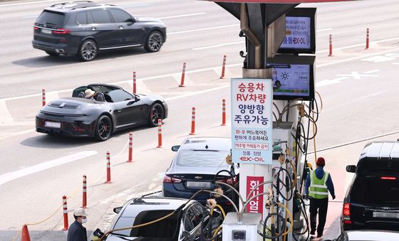 휘발유 2000원 시대 앞두고 주유소 '북적'