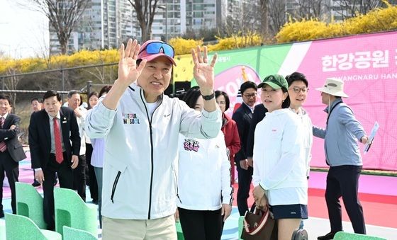 피클볼 동호인들에게 인사하는 오세훈 시장