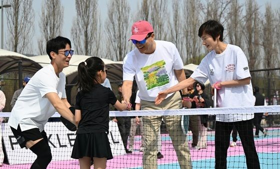 어린이와 인사 나누는 오세훈 시장