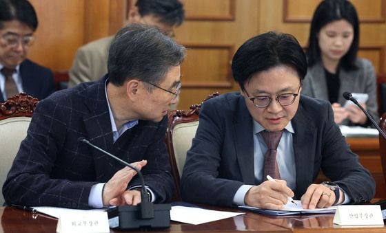 대화하는 조현 외교장관과 김정관 산자부장관