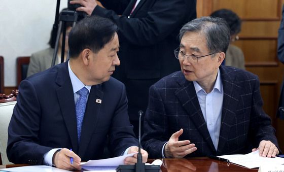 대화하는 구윤철 부총리와 조현 장관