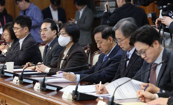 국무총리 발언 듣는 국무위원들