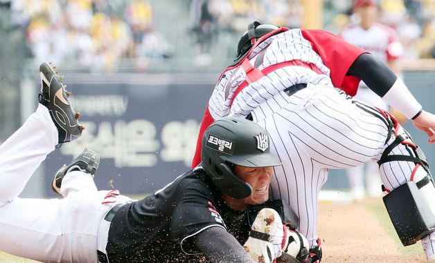 김현수, 몸을 날려 득점 성공