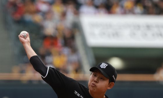 KT 선발투수 소형준 역투