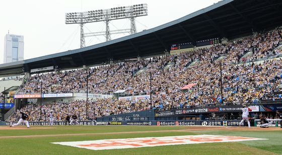 1루 관람석 가득매운 야구팬들