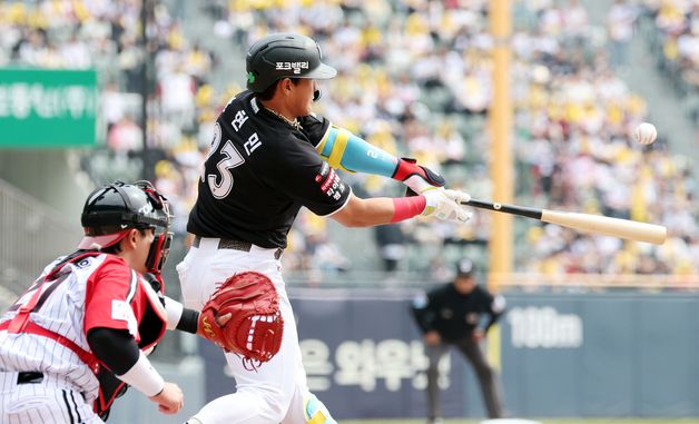 안현민, 임찬규 두들기는 선취 적시 2루타