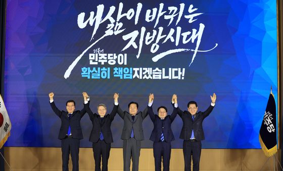 전남광주시장 토론회 손 든 민주당 예비후보들