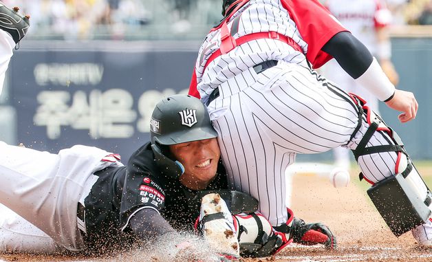 홈으로 돌진하는 김현수