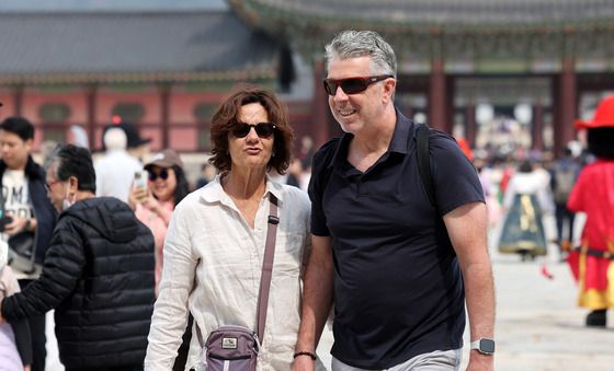 포근한 날씨에 가벼운 옷차림