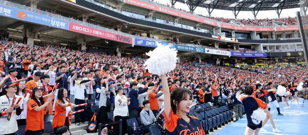 뜨거운 열기속에 프로야구 개막, 만원관중의 대전 한화생명볼파크