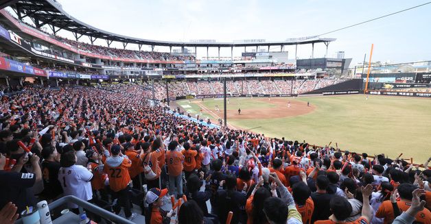 뜨거운 열기속에 프로야구 개막, 만원관중의 대전 한화생명볼파크
