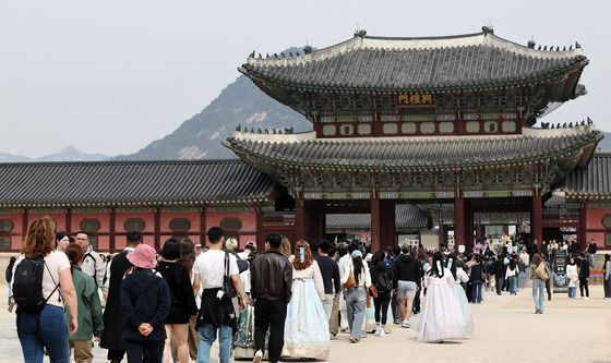 포근한 날씨에 경복궁 입장 대기줄