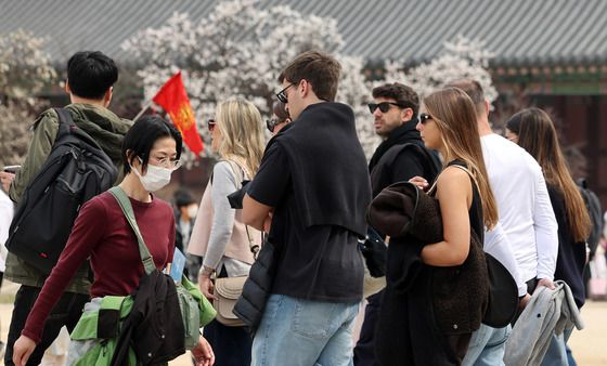 겉옷은 손에 들고