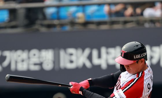 오지환의 타격으로 동점 만든 LG