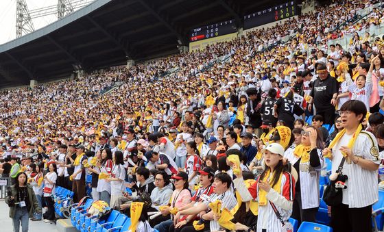 야구 열기로 가득한 잠실야구장