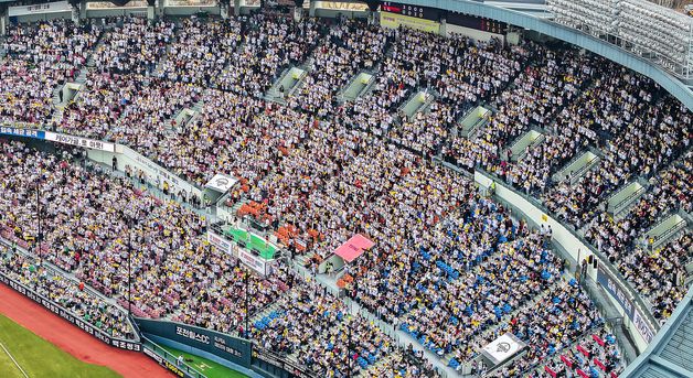 어제도 오늘도 프로야구 '매진'… 개막 2연전 '21만명' 모였다