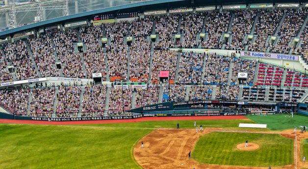 끝없이 달아오르는 프로야구 열기... 2년 연속 개막 2연전 전 구장 매진