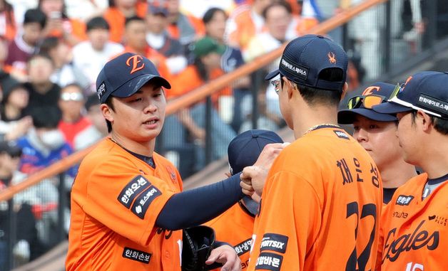 마운드 내려오는 왕옌청