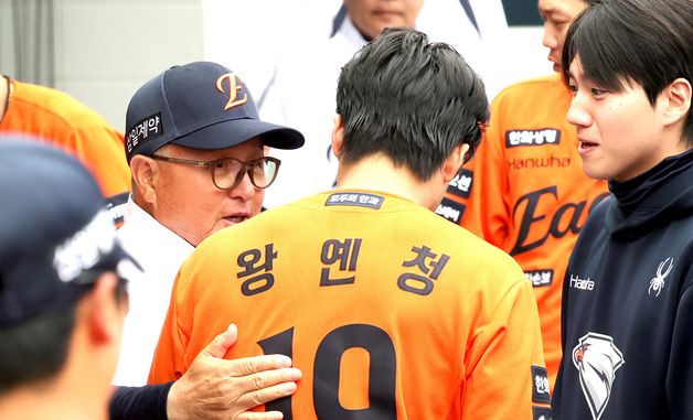 왕옌청 격려하는 김경문 감독